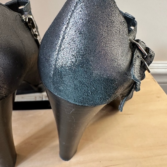 Lauren Ralph Lauren platform heels in metallic gray. - Picture 8 of 10